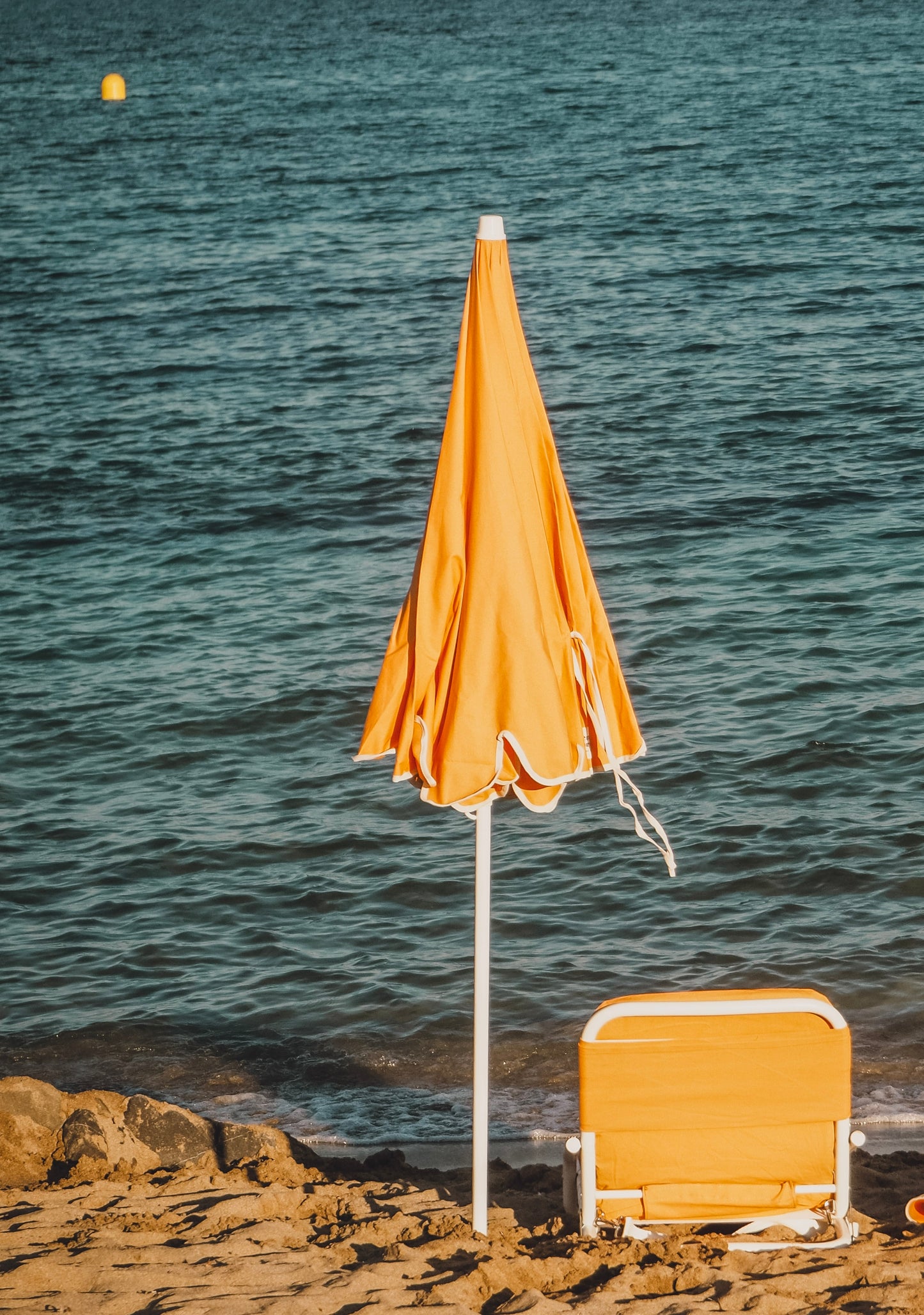 Sombrilla de playa de algodón orgánico fabricada en Europa ( España y Portugal ) en pequeños talleres locales de artesanos.