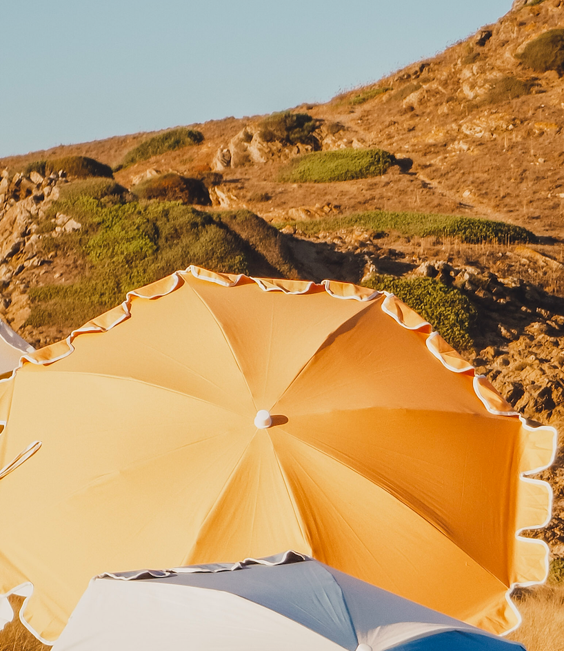 Sombrilla de playa de algodón orgánico fabricada en Europa ( España y Portugal ) en pequeños talleres locales de artesanos.