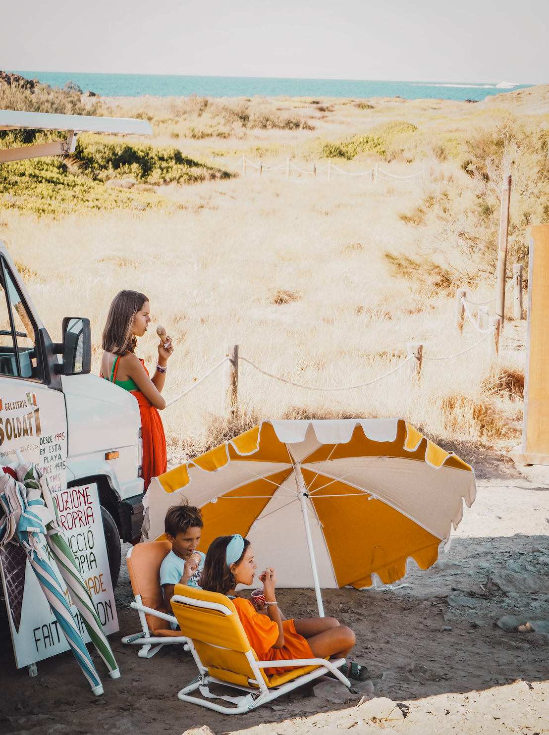 Sombrilla de playa de algodón orgánico fabricada en Europa ( España y Portugal ) en pequeños talleres locales de artesanos.