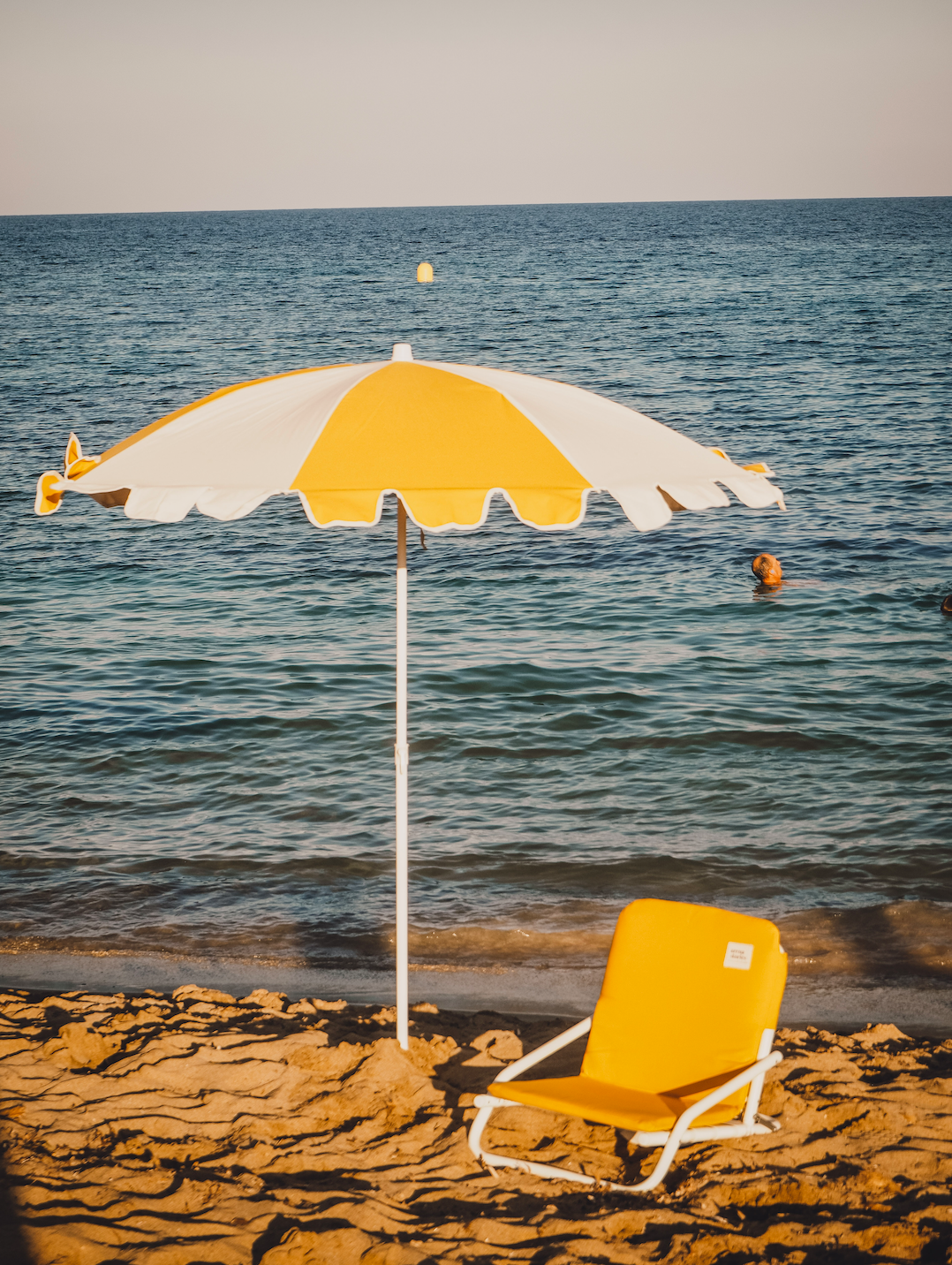 Sombrilla de playa de algodón orgánico fabricada en Europa ( España y Portugal ) en pequeños talleres locales de artesanos.