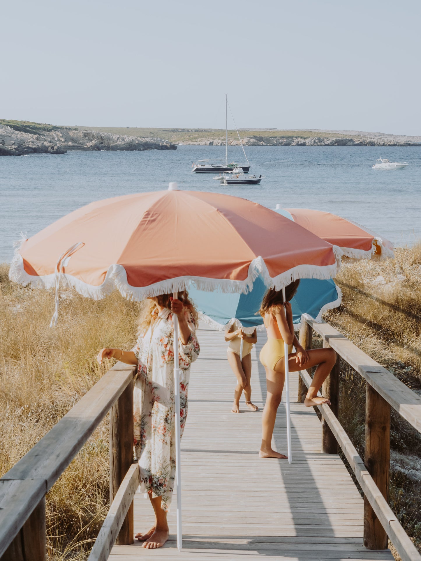 Sombrilla de playa de algodón orgánico fabricada en Europa ( España y Portugal  ) en pequeños talleres locales de artesanos. 