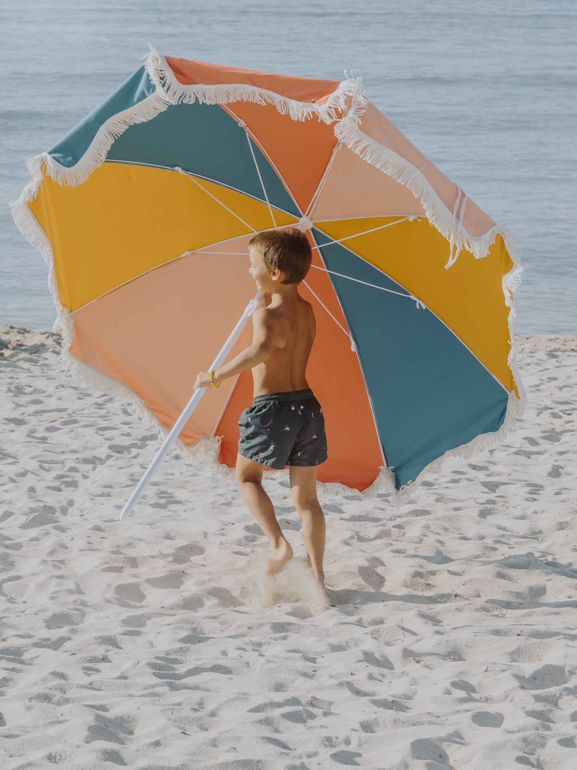 Sombrilla de playa de algodón orgánico fabricada en Europa ( España y Portugal  ) en pequeños talleres locales de artesanos. 