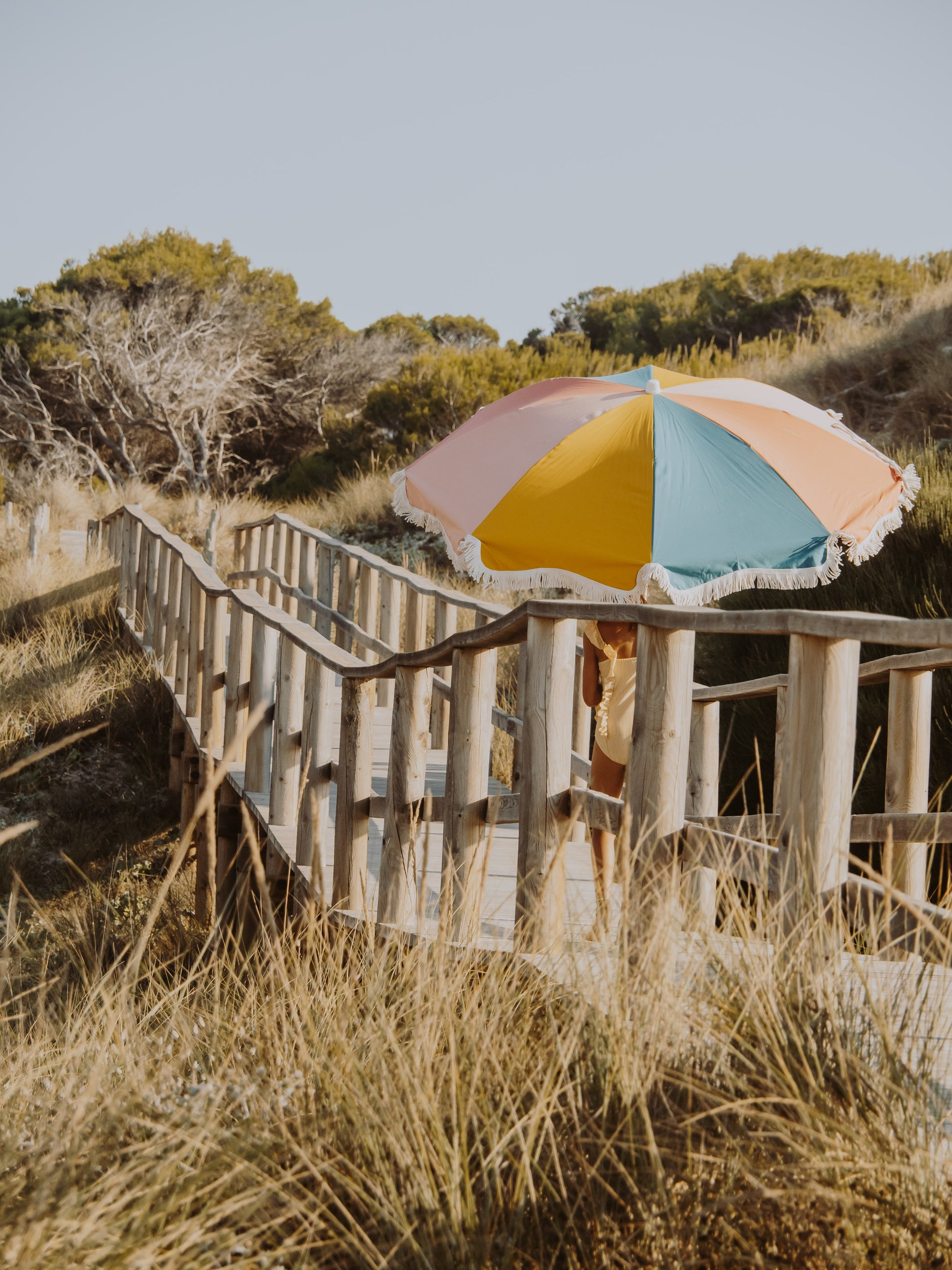 Sombrilla de playa de algodón orgánico fabricada en Europa ( España y Portugal  ) en pequeños talleres locales de artesanos. 