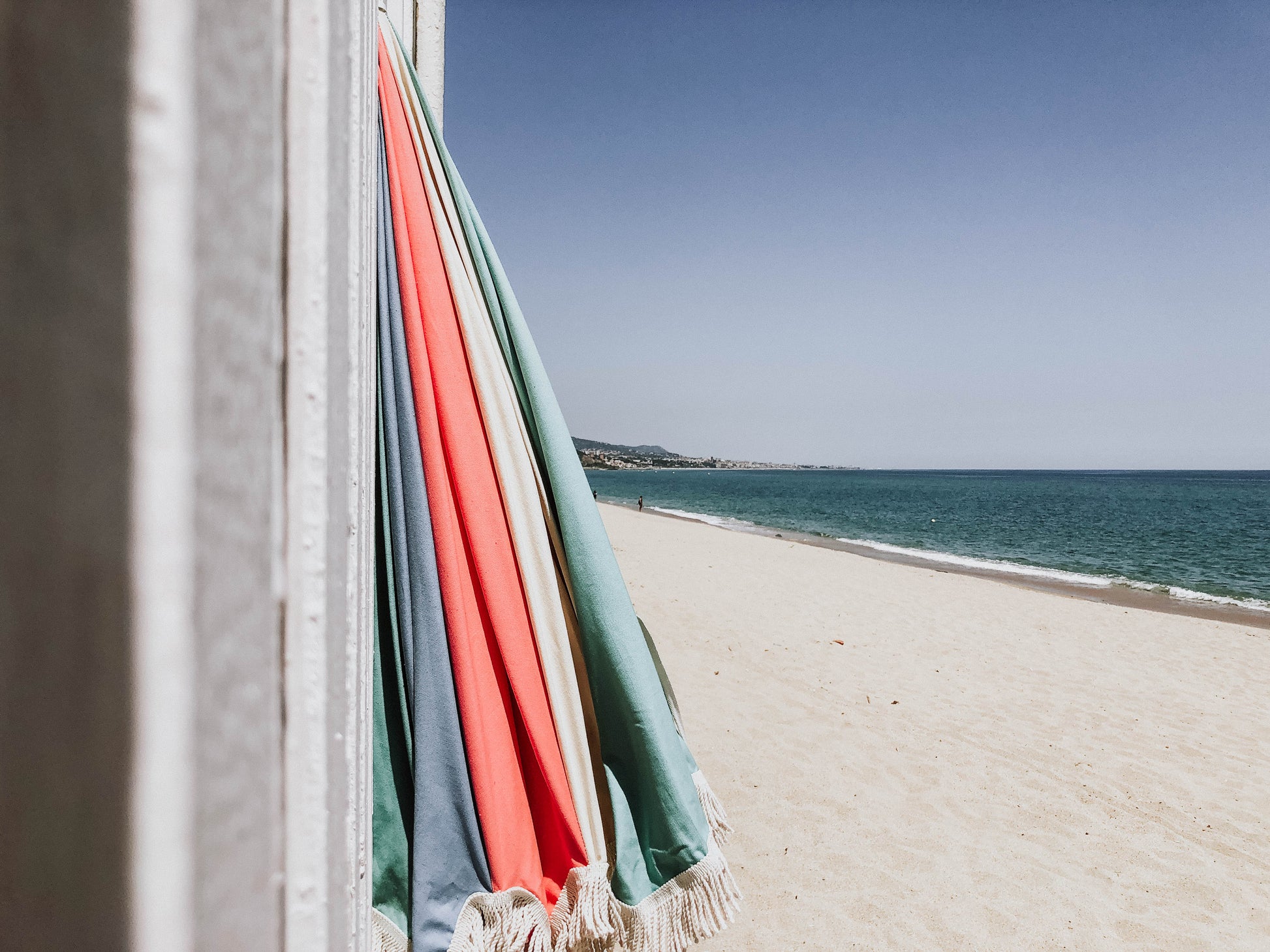 Sombrilla de playa de algodón orgánico fabricada en Europa ( España y Portugal  ) en pequeños talleres locales de artesanos. 