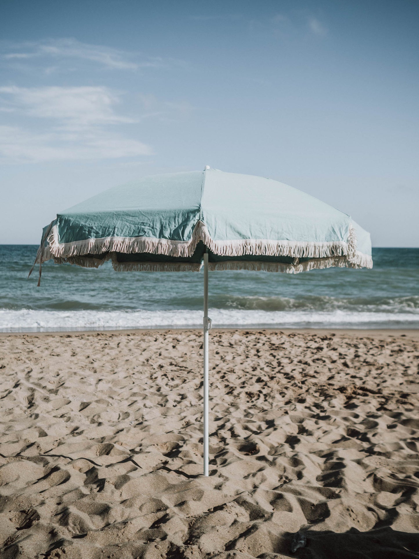 Sombrilla de playa de algodón orgánico fabricada en Europa ( España y Portugal  ) en pequeños talleres locales de artesanos. 