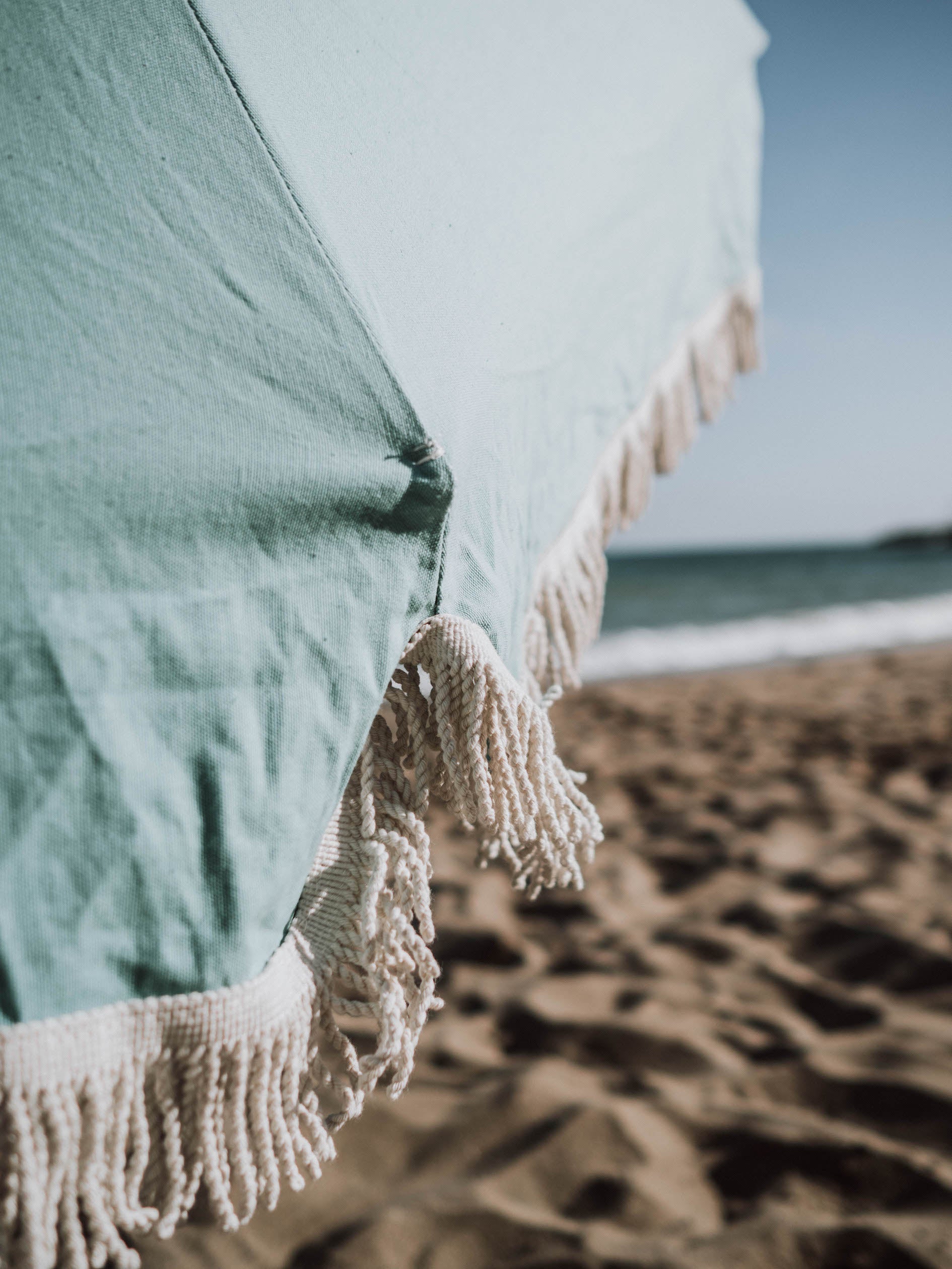 Sombrilla de playa de algodón orgánico fabricada en Europa ( España y Portugal  ) en pequeños talleres locales de artesanos. 