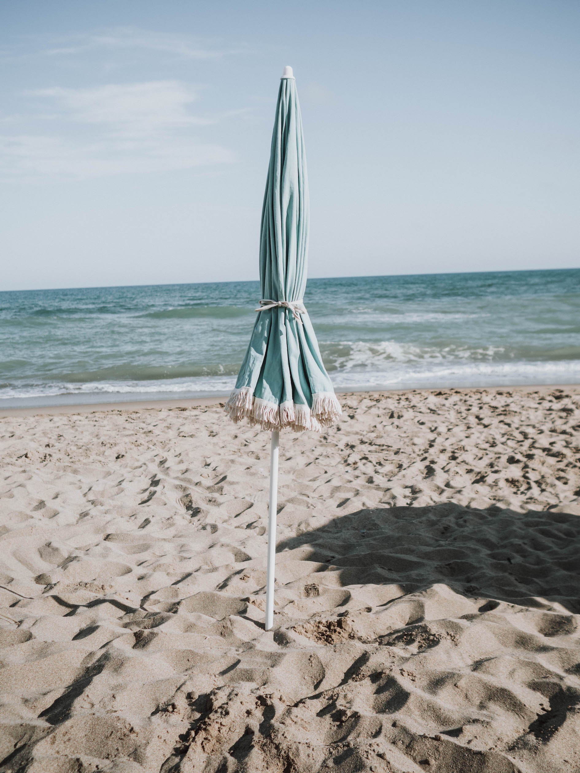 Sombrilla de playa de algodón orgánico fabricada en Europa ( España y Portugal  ) en pequeños talleres locales de artesanos. 