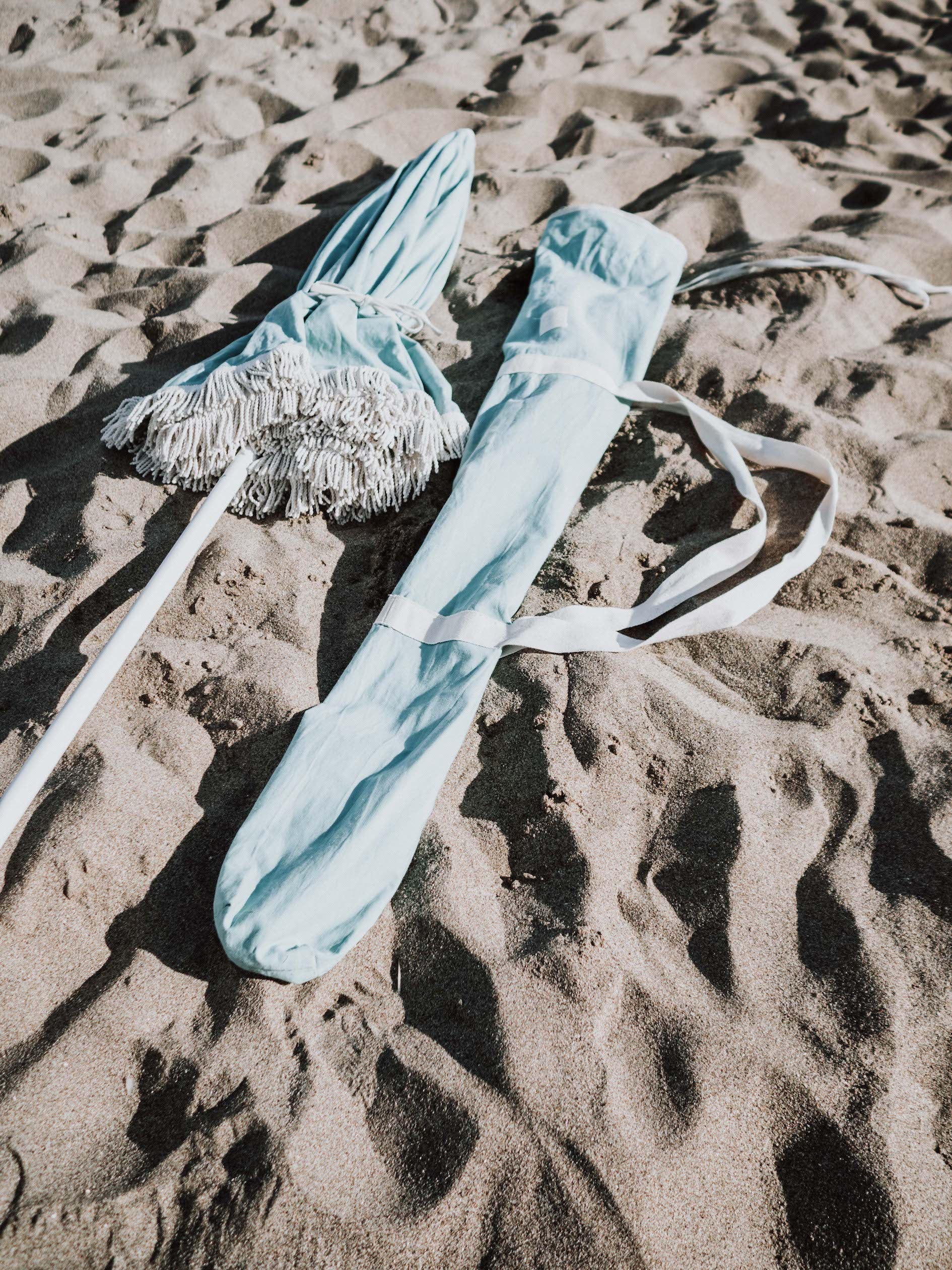 Sombrilla de playa de algodón orgánico fabricada en Europa ( España y Portugal  ) en pequeños talleres locales de artesanos. 