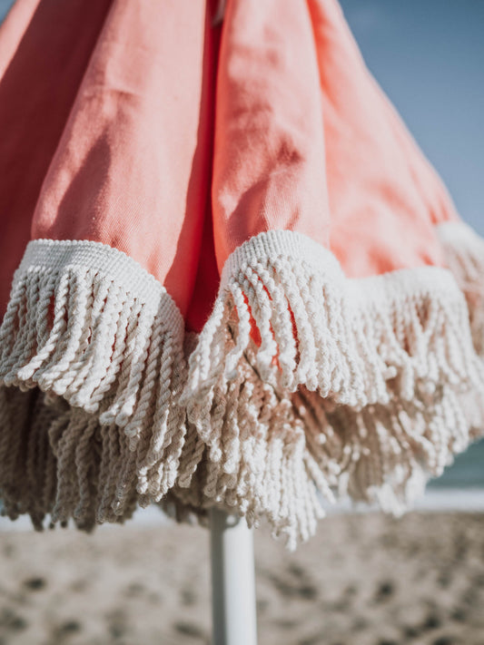 Sombrilla de playa de algodón orgánico fabricada en Europa ( España y Portugal  ) en pequeños talleres locales de artesanos. 