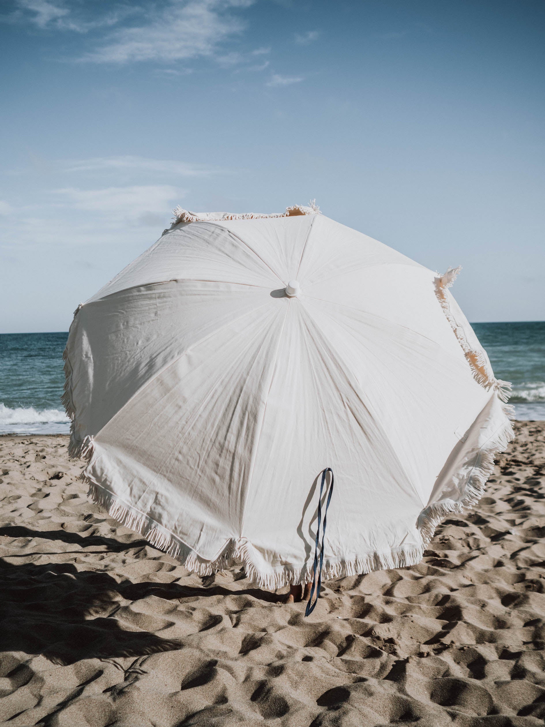 Sombrilla de playa de algodón orgánico fabricada en Europa ( España y Portugal  ) en pequeños talleres locales de artesanos. 