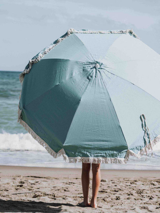 Sombrilla de playa de algodón orgánico fabricada en Europa ( España y Portugal  ) en pequeños talleres locales de artesanos. 